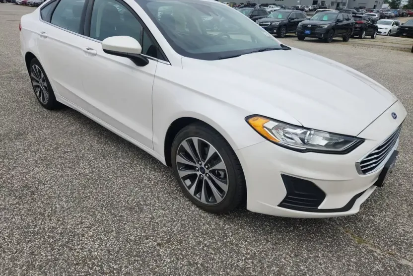 2020 Ford Fusion SE photo 1