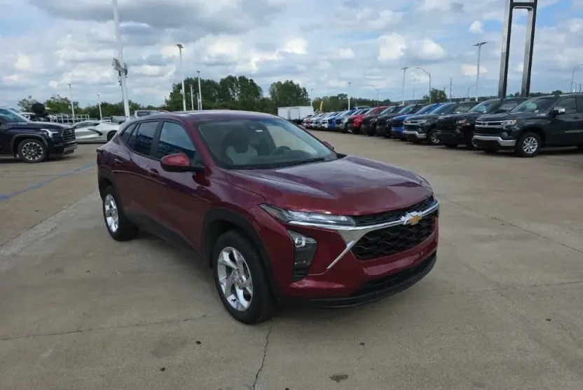 2024 Chevrolet Trax LS photo 1