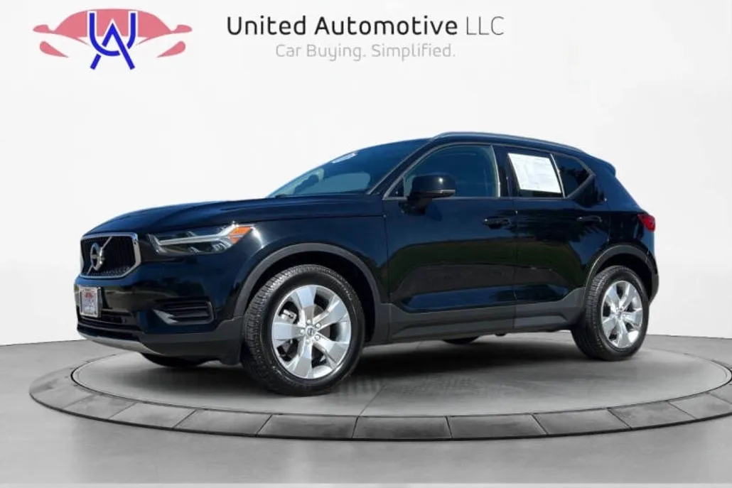 2022 Volvo XC40 T5 Momentum photo 1