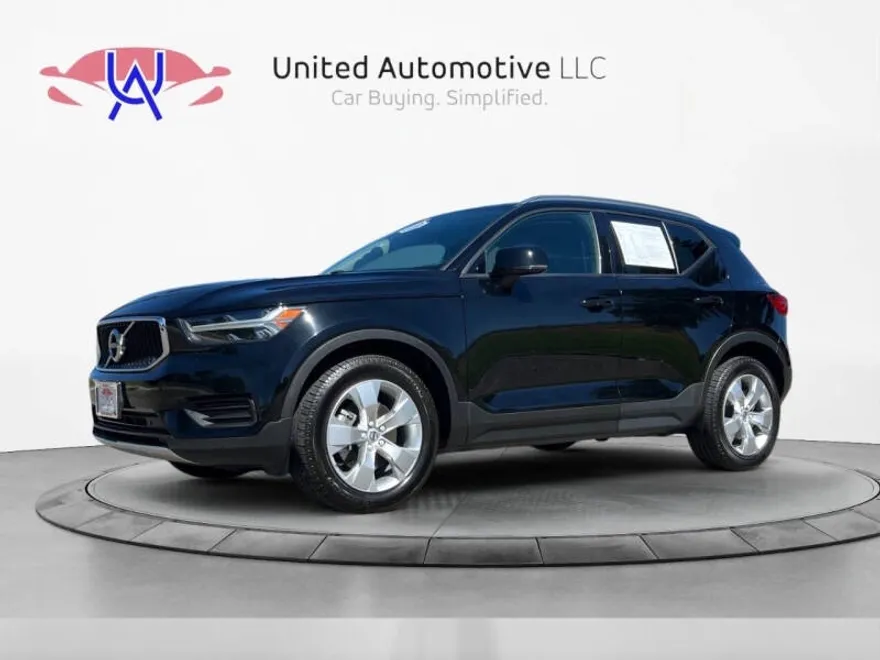 2022 Volvo XC40 T5 Momentum photo 1