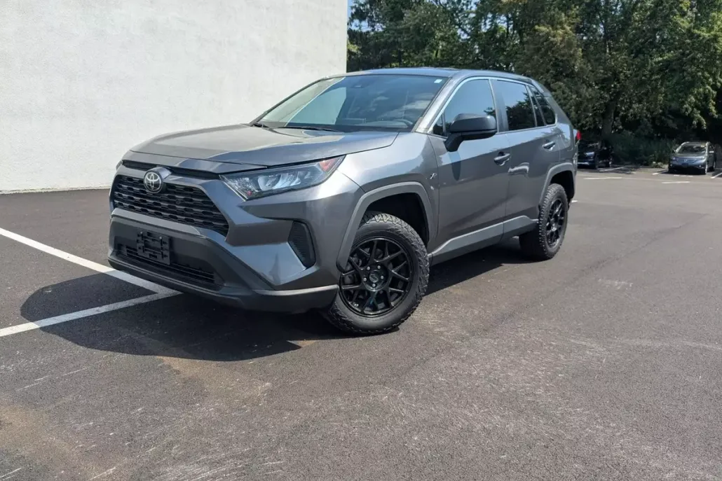 2022 Toyota RAV4 LE photo 1