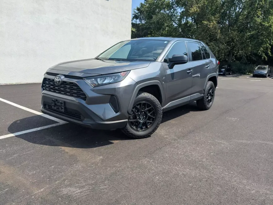 2022 Toyota RAV4 LE photo 1