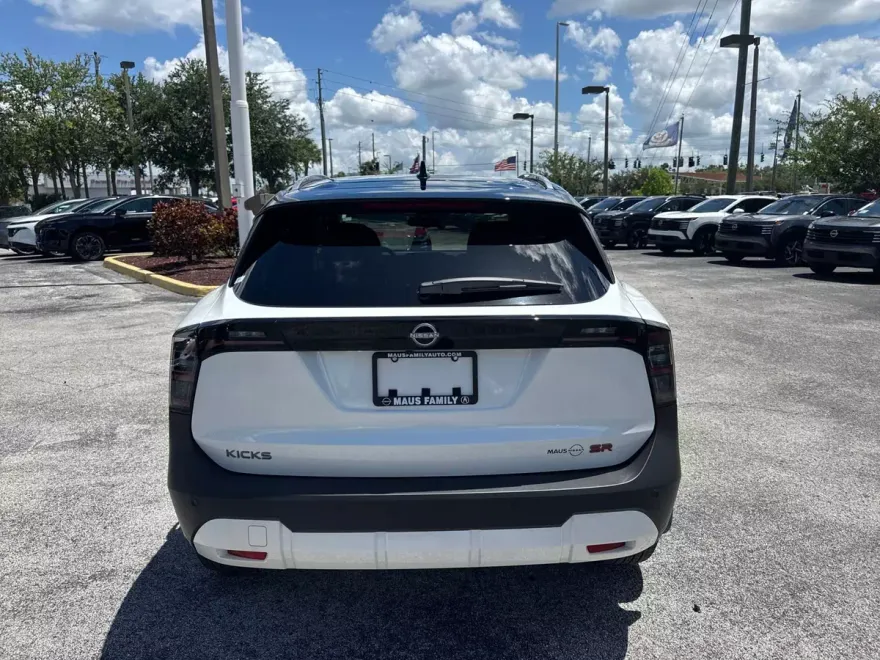 2025 Nissan Kicks SR photo 1