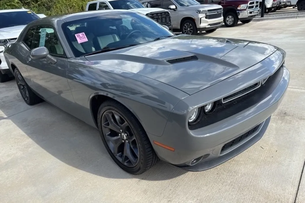 2017 Dodge Challenger SXT photo 1