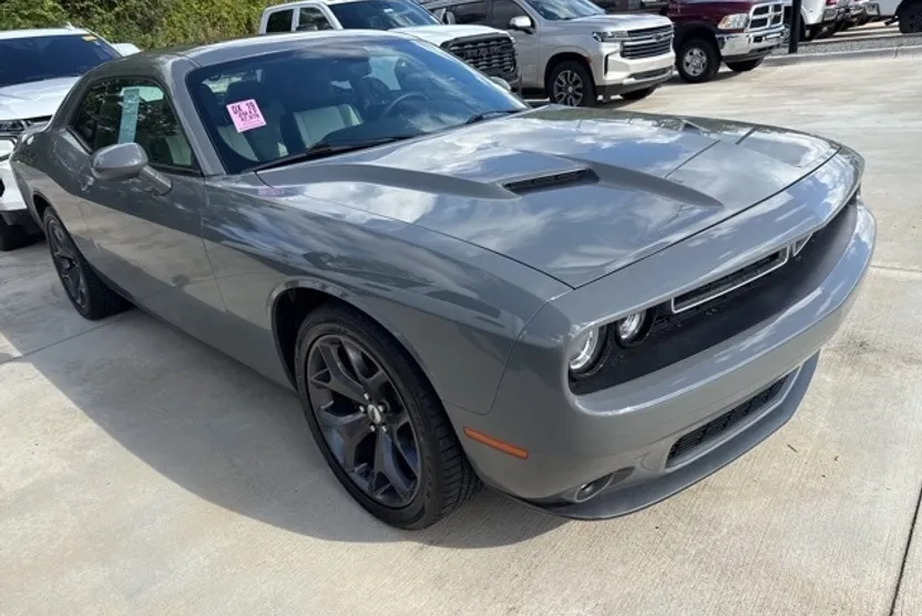 2017 Dodge Challenger SXT photo 1