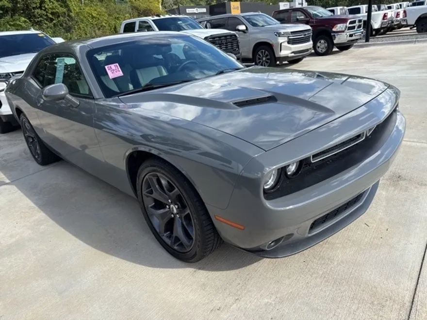 2017 Dodge Challenger SXT photo 1