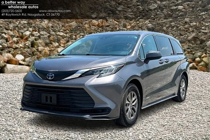 2021 Toyota Sienna LE photo 1