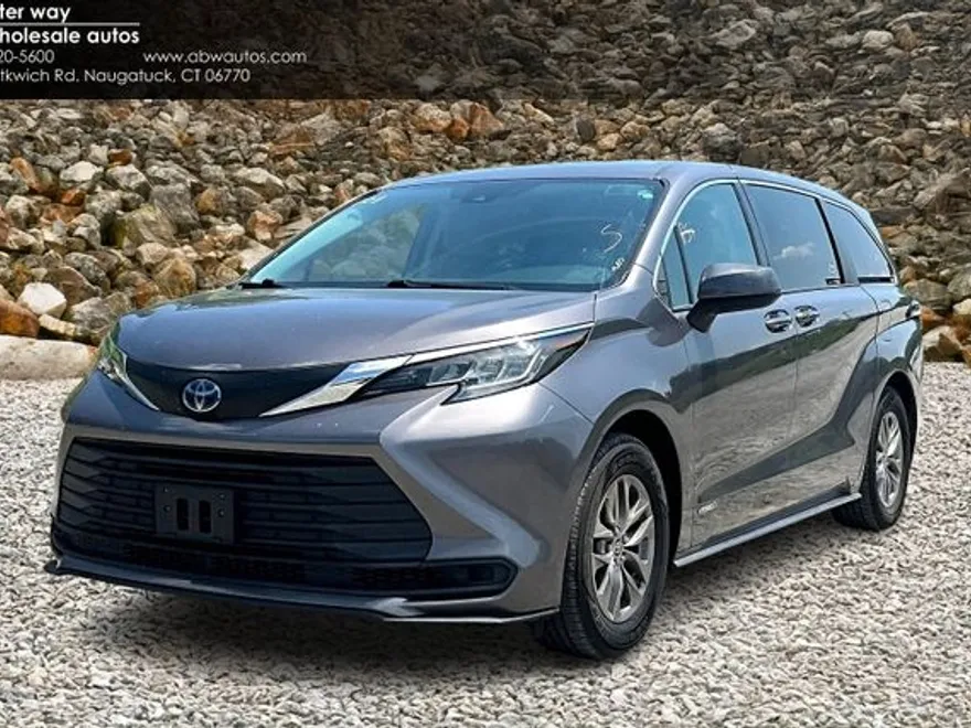 2021 Toyota Sienna LE photo 1