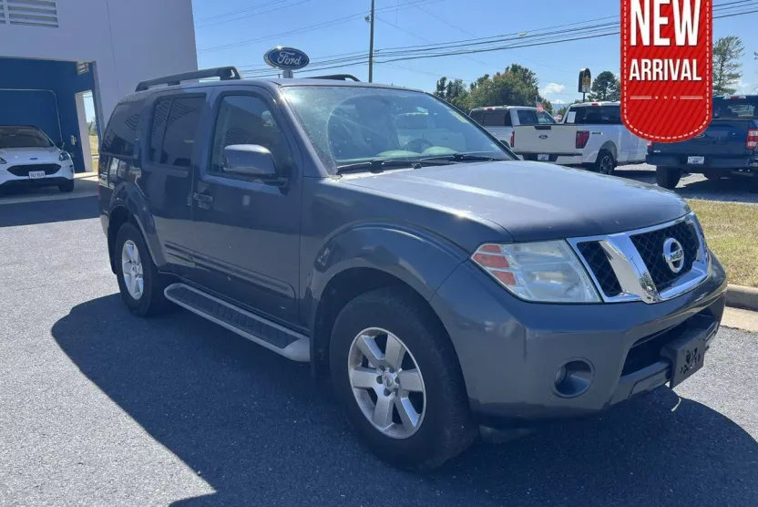 2010 Nissan Pathfinder SE photo 1
