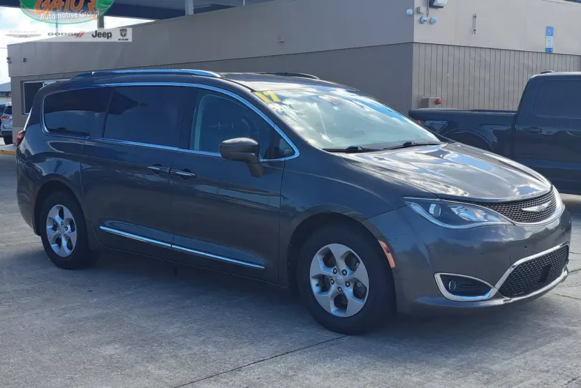 2017 Chrysler Pacifica Touring Plus photo 1