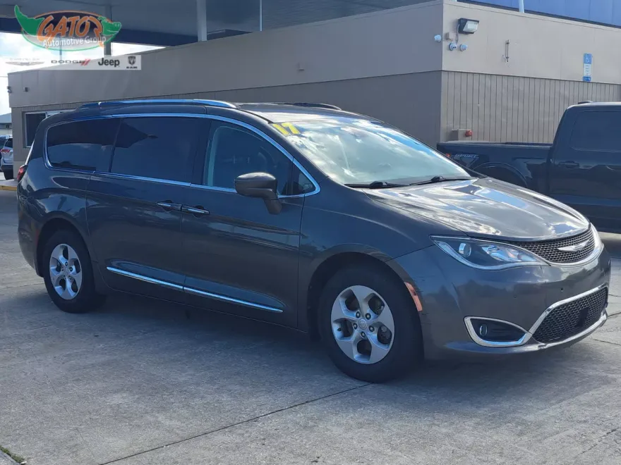 2017 Chrysler Pacifica Touring Plus photo 1