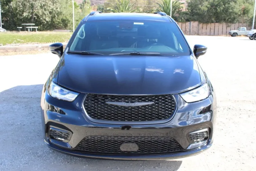 2026 Chrysler Pacifica photo 1
