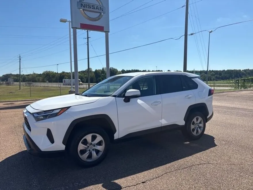 2023 Toyota RAV4 LE photo 1