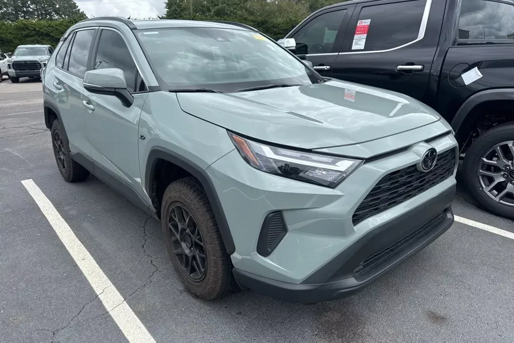 2022 Toyota RAV4 XLE photo 1