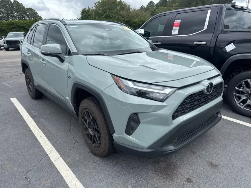 2022 Toyota RAV4 XLE photo 1