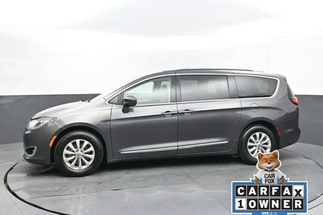 2018 Chrysler Pacifica Touring L photo 1