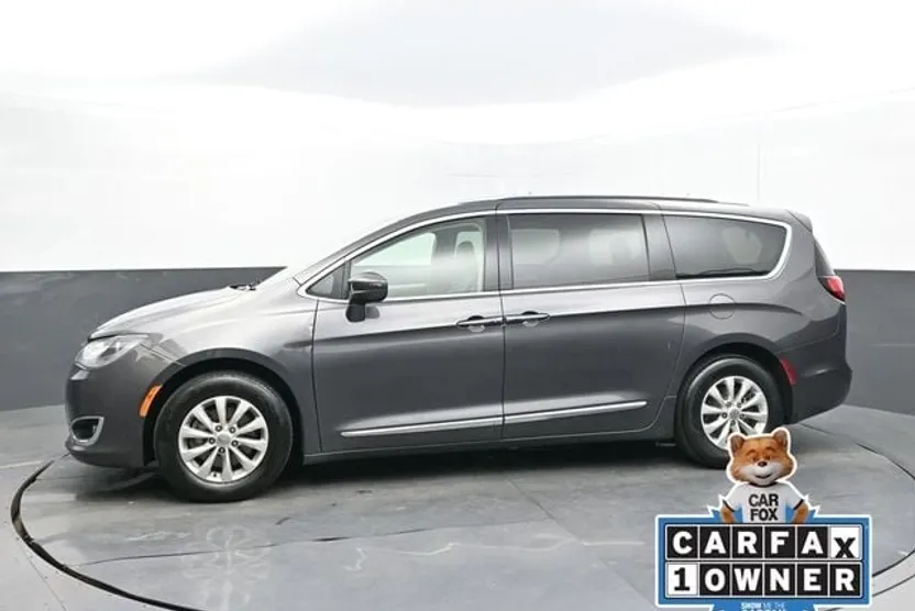 2018 Chrysler Pacifica Touring L photo 1