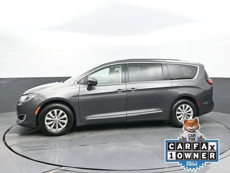2018 Chrysler Pacifica Touring L photo 1