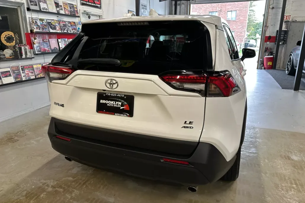 2023 Toyota RAV4 LE photo 1