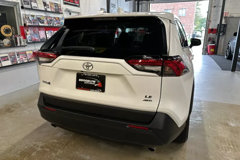 2023 Toyota RAV4 LE photo 1