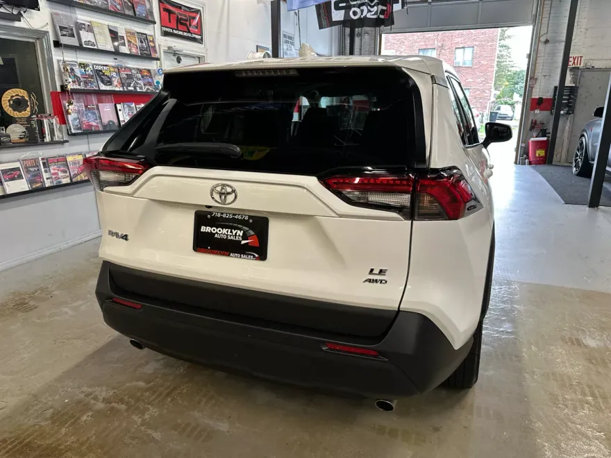 2023 Toyota RAV4 LE photo 1