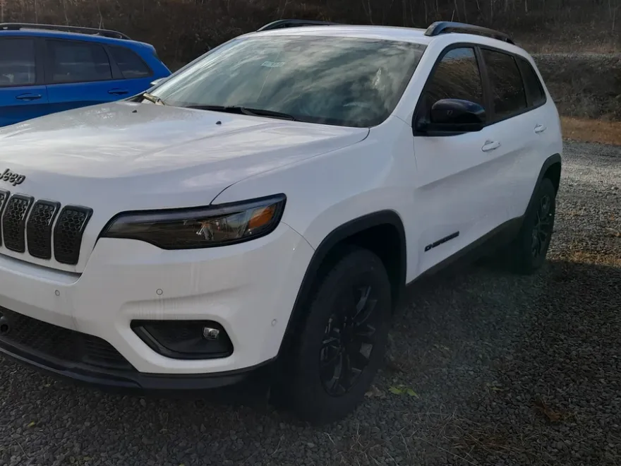 2023 Jeep Cherokee Altitude Lux photo 1