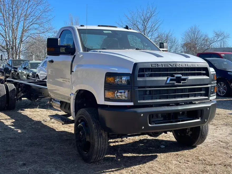 2024 Chevrolet Silverado 5500HD LT photo 1