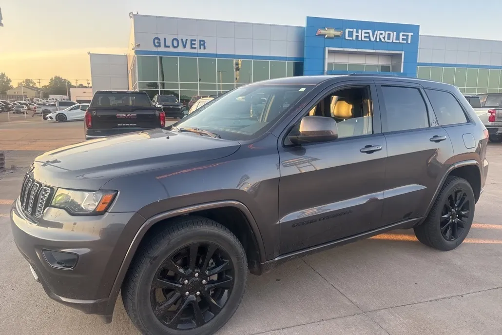 2017 Jeep Grand Cherokee Altitude photo 1