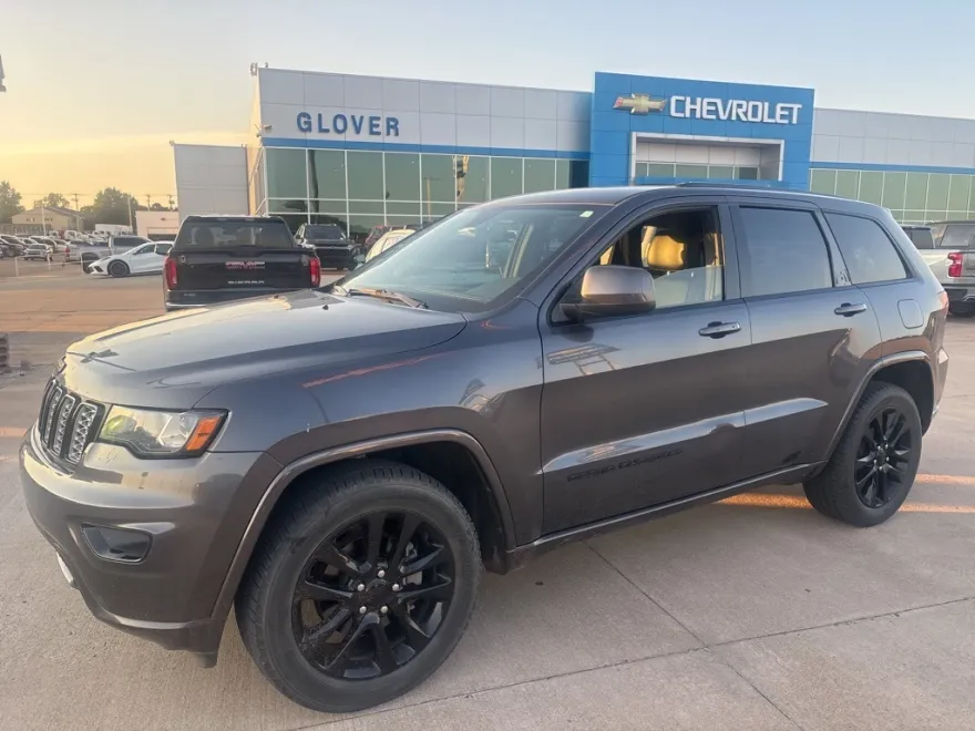 2017 Jeep Grand Cherokee Altitude photo 1