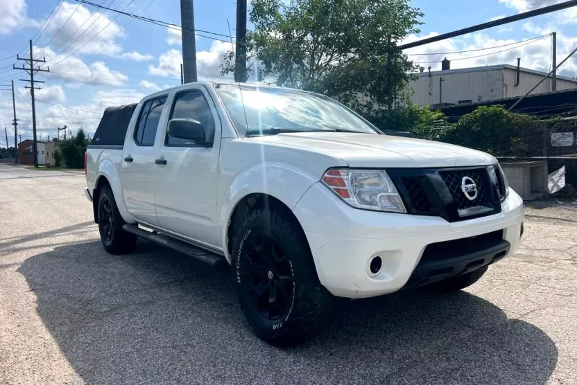 2019 Nissan Frontier SL Crew Cab photo 1