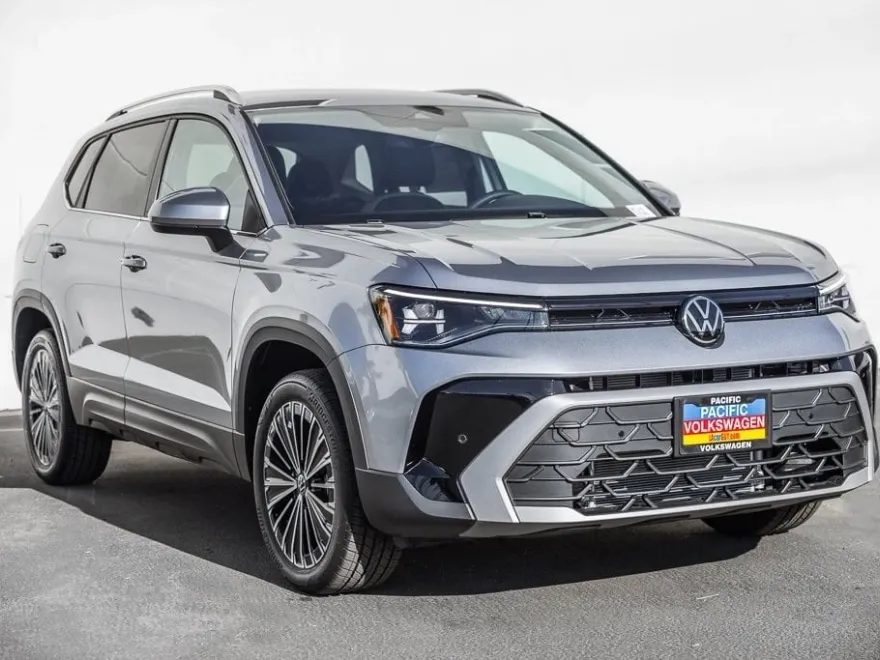 2025 Volkswagen Taos SE photo 1