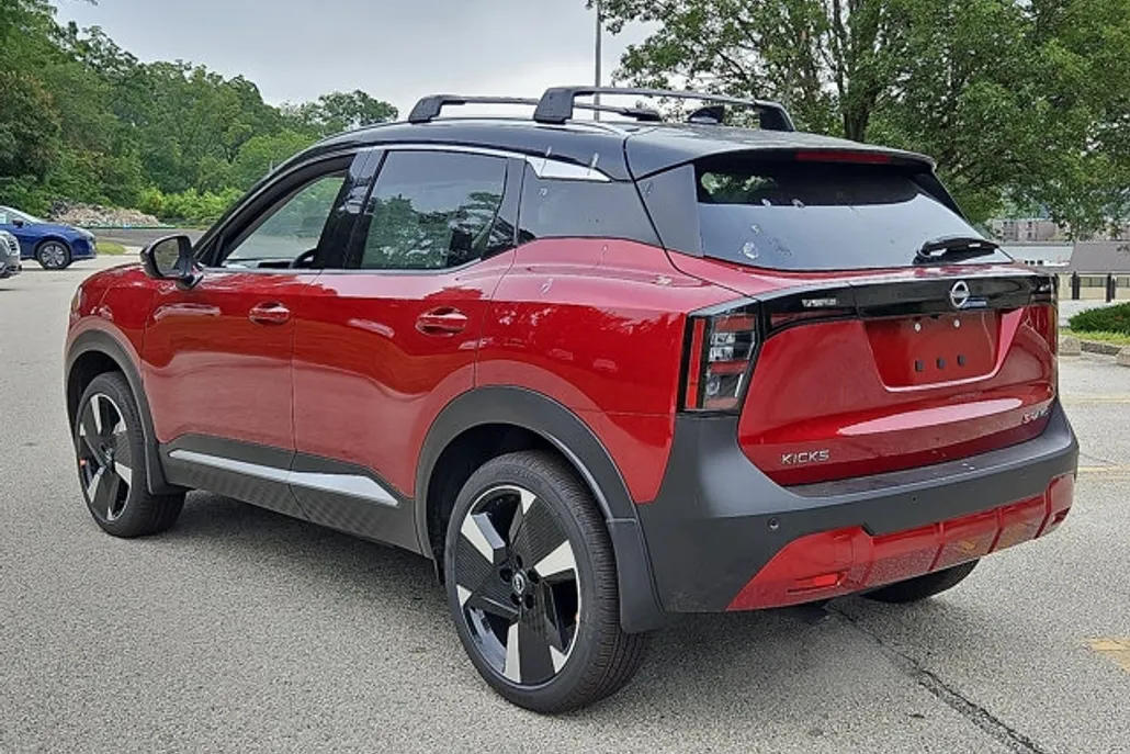 2025 Nissan Kicks SR photo 1