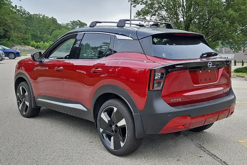2025 Nissan Kicks SR photo 1