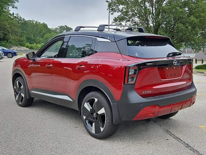 2025 Nissan Kicks SR photo 1