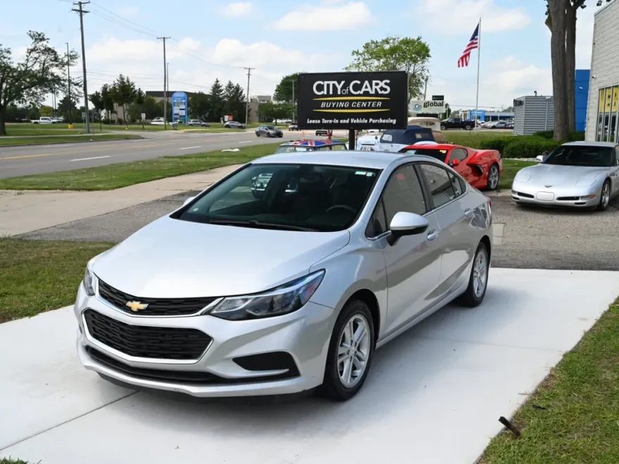 2017 Chevrolet Cruze LT photo 1