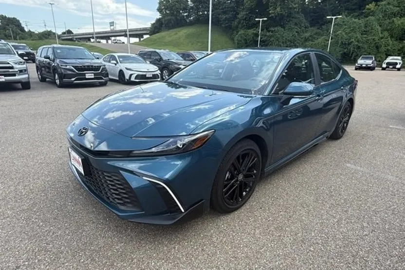 2025 Toyota Camry SE photo 1