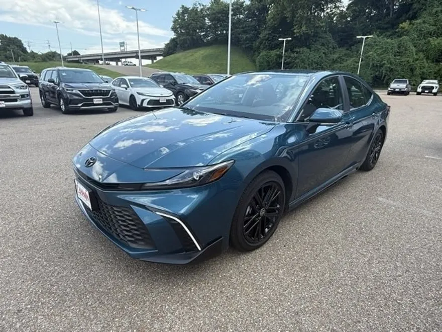2025 Toyota Camry SE photo 1