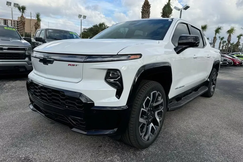 2024 Chevrolet Silverado EV RST photo 1