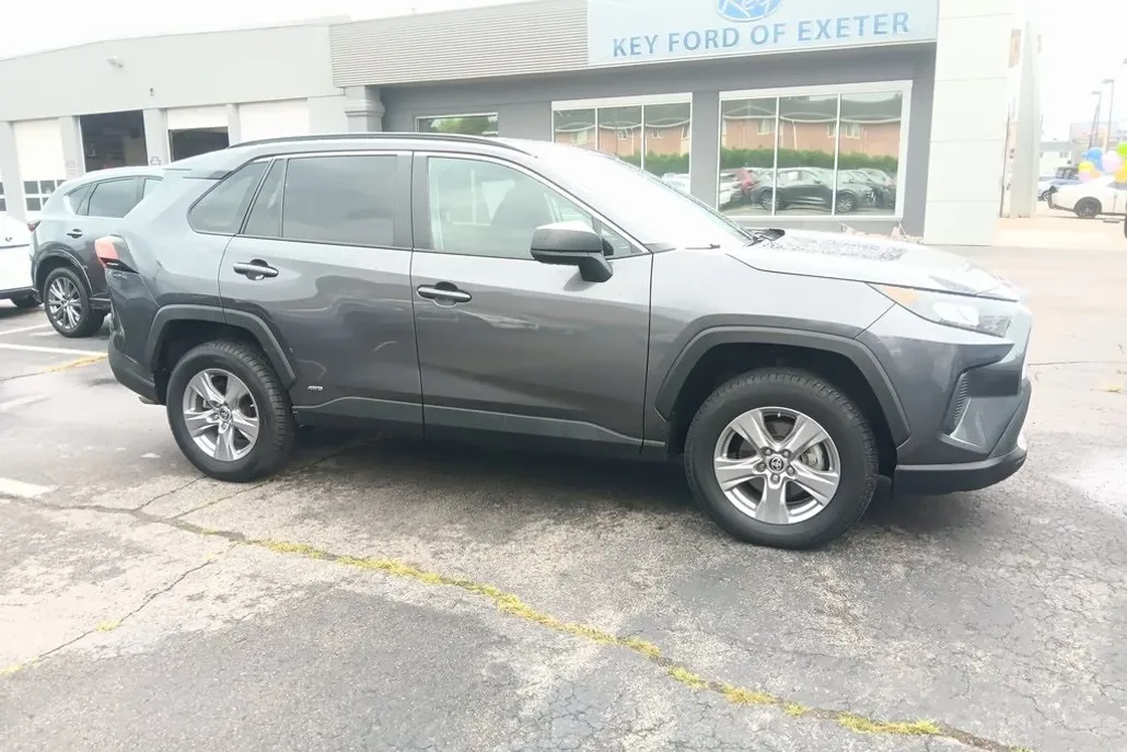2022 Toyota RAV4 Hybrid LE photo 1