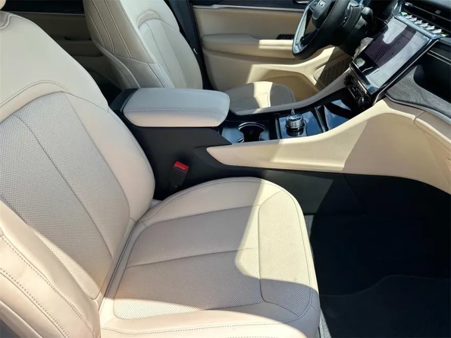 2025 Jeep Grand Cherokee Limited photo 1