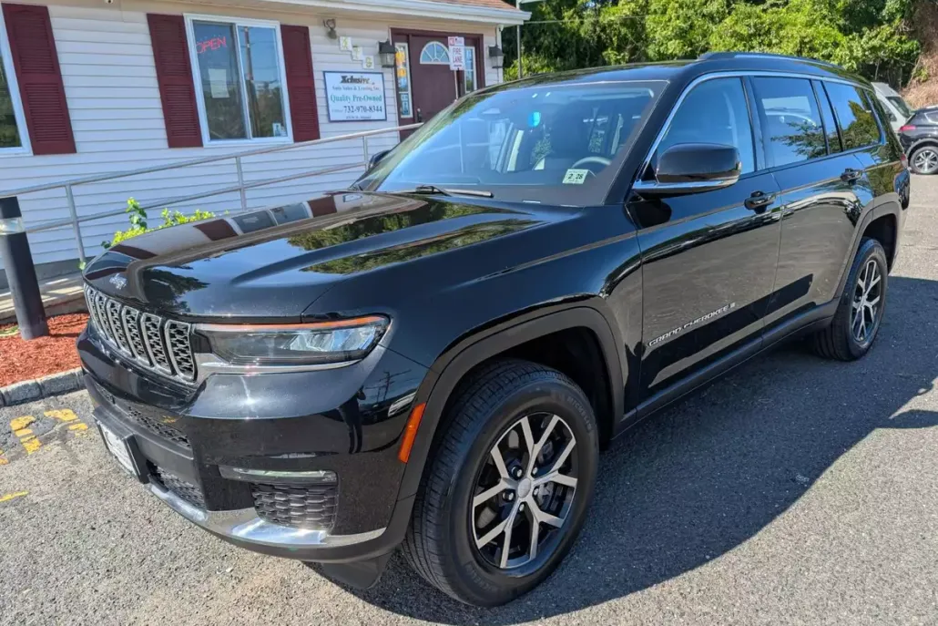 2023 Jeep Grand Cherokee Limited Sport photo 1