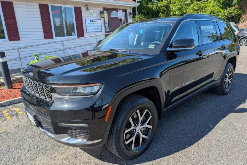 2023 Jeep Grand Cherokee Limited Sport photo 1