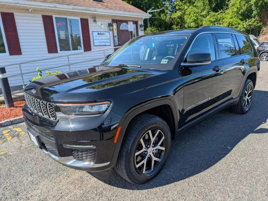 2023 Jeep Grand Cherokee Limited Sport photo 1