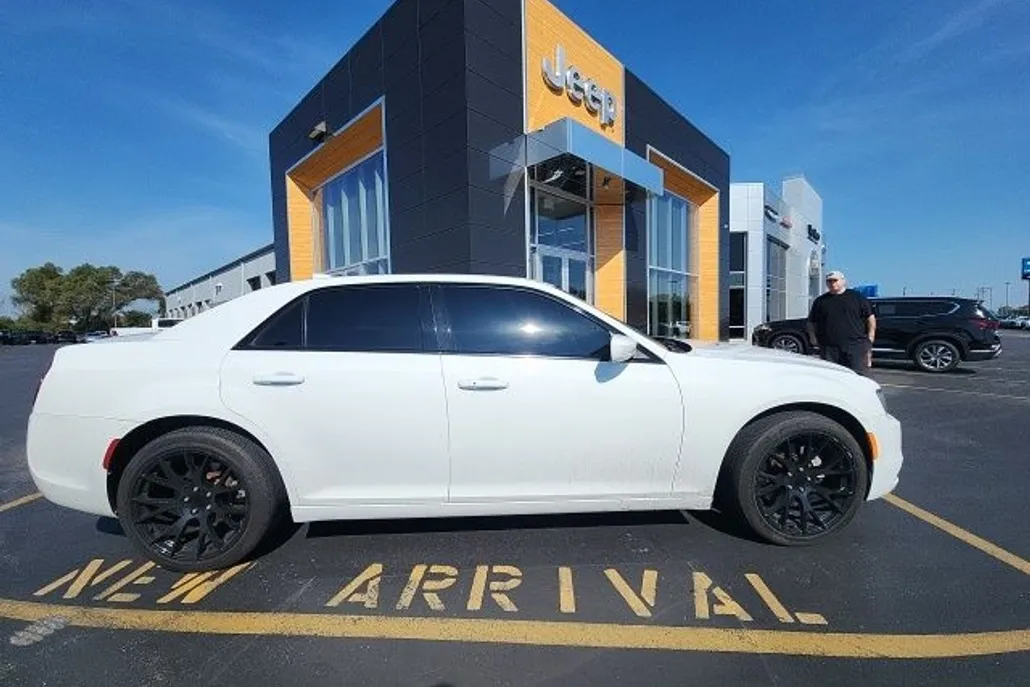 2016 Chrysler 300 S photo 1