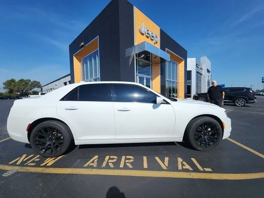 2016 Chrysler 300 S photo 1