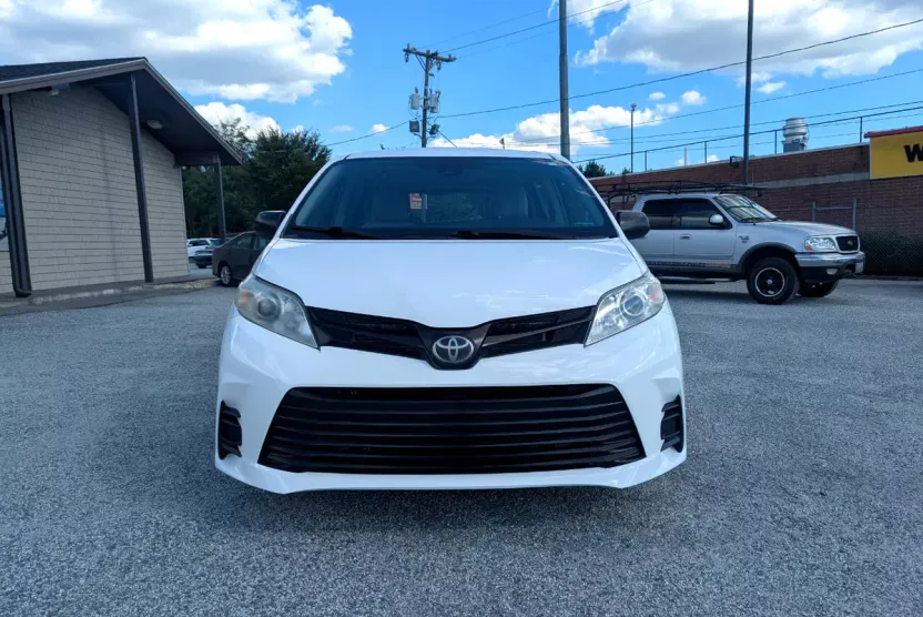 2018 Toyota Sienna L photo 1