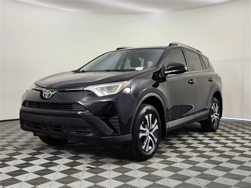 2017 Toyota RAV4 LE photo 1