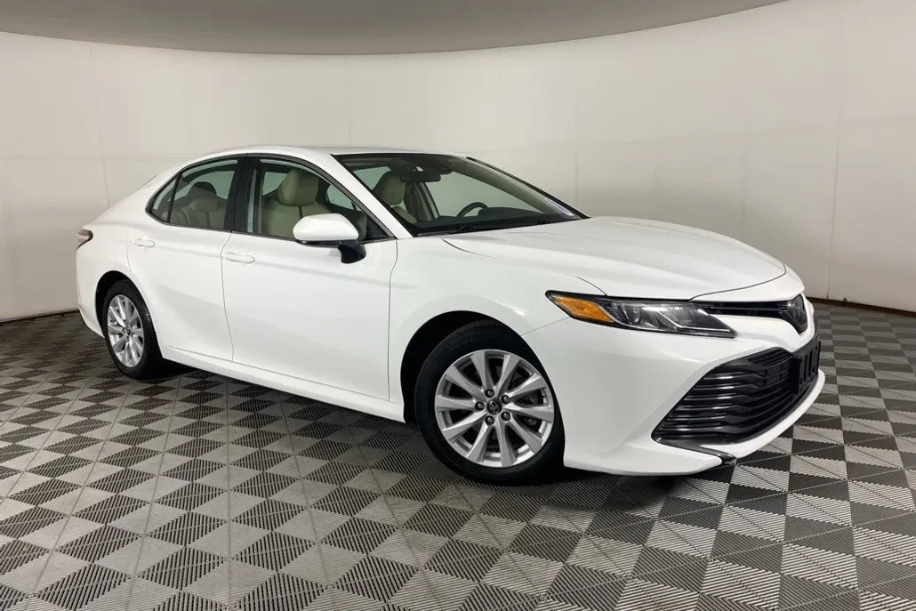 2019 Toyota Camry LE photo 1