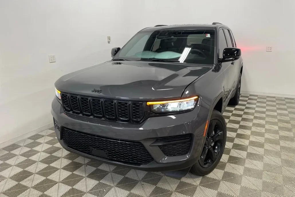 2023 Jeep Grand Cherokee Altitude photo 1