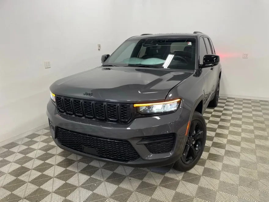 2023 Jeep Grand Cherokee Altitude photo 1